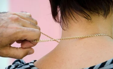 Алматыда белгісіз ер адам әйелге шабуыл жасады