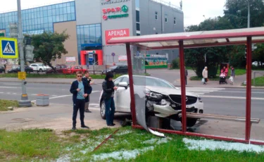 Бір үйдің үш адамы ауыр халде: Шымкентте көлік аялдамадағы адамдарды қағып кетті