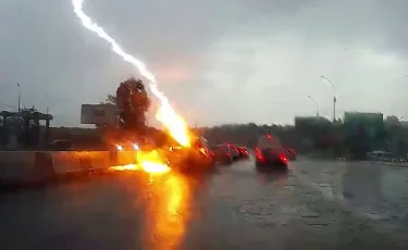 Молния ударила в автомобиль в Новосибирске (видео)