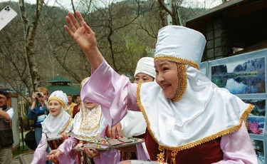 Атыраулық олигарх жігіт тойында  іPhone таратты