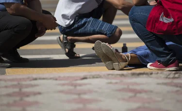 Алматыда екі  бірдей жеңіл көлік соққан әйел қайтыс болды