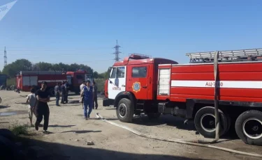 В Алматы сгорел склад автопокрышек