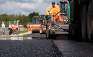 «Кемел» ықшамауданына 50 жылдан соң жаңа асфальт төселді