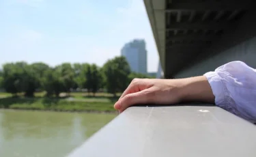 Қостанайда әйел көпірден секіріп кетті 