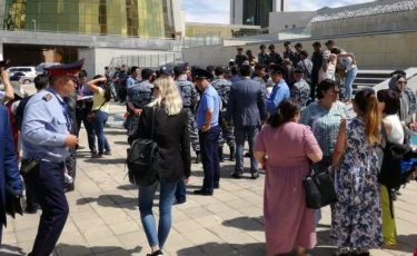 Депутаттар  митингіге баласын апаратын ата-аналарды қамауды ұсынды