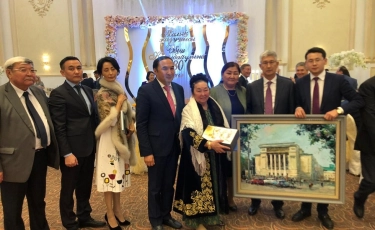Уникальный фотоальбом подарили алматинцы музею Абиша Кекилбаева 