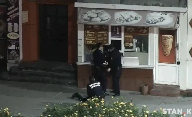 Қос ғашық дөнер дүңгіршегін терезеден кіріп тонамақ болды (видео)