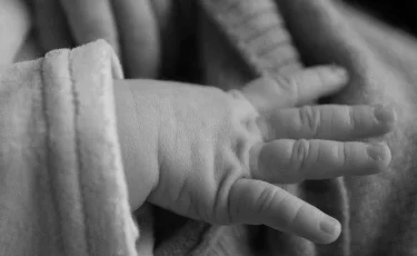 Оралда қоқыс жәшігінен нәрестенің денесі табылды: анасы дәретханада босанып қалғанын айтты