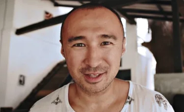 «Қатты ғашық болып қалдым»: Әнуар Нұрпейісовтің елден не үшін кеткені белгілі болды