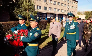 Алматыда ерлікпен қаза тапқан өрт сөндірушілердің ескерткішіне гүл шоқтары қойылды