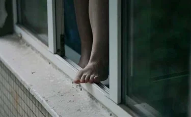 Девушка выпрыгнула из окна после 8 часов изнасилований