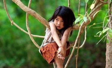 Үреді, ұлиды: анасы қызын аң секілді торда қамап өсіріп, арақ үшін құлдыққа да сатқан