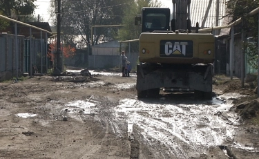 Алатау ауданындағы біртұтас көшенің тұрғындары үш күннен бері су мен жылусыз отыр