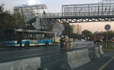  Сгорел автобус на Аль-Фараби в Алматы (видео)