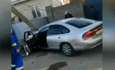 Таразда жол апатына ұшыраған жүргізуші 2 жасар баланы көлікте тастап қашып кеткен