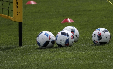 С футболистки слетел хиджаб: реакция соперниц изумила зрителей (видео) 