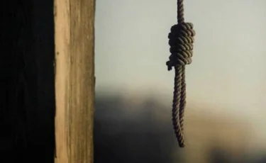 «Дірілдеп тұрған»: Рудныйда 30 жастағы ер адам асылып өлмек болды