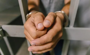 Алматыдағы қонақүйде қызын ұрып өлтірген әке қамауға алынды 