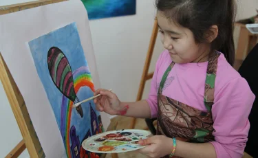«Бақытты отбасы» орталығында алматылық суретшілер қайырымдылық көрмесін өткізді