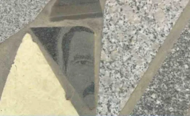 «Әкемнің суретін басып жүр»: Өскеменде еденге марқұмның суретін төсегендерге қатысты қылмыстық іс қозғалды