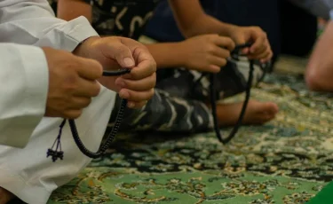 Бастарын шайқап отыр: буыны қатпаған балалардың зікір салғаны елді шошытты (ВИДЕО)