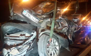 Бір жасар сәби де бар: Алматыда ірі жол апатынан бір адам көз жұмып, 4 адам жарақаттанды