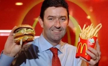 McDonald's бас директоры жанжалдан кейін қызметінен кетті