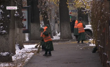 Первый снег: на уборку улиц Алматы вышли 400 работников