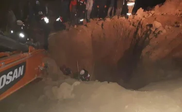 "Екі жұмысшы қаза тапты":  Шымкентте құрылыс алаңында үш техниканы топырақ басып қалды