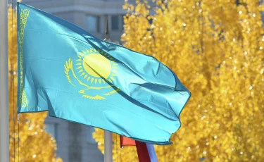 Максим Галкин подарил флаг Казахстана мальчику из Беларуси 