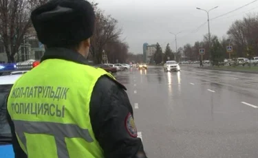 Павлодарда полиция қызметкерін көлік қағып кетті