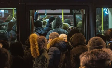 Тұрғындар Алматыда қоғамдық көліктің жетіспейтініне шағымданды 