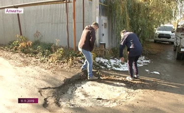 Яму в микрорайоне Тастыбулак закрыли после жалобы алматинцев