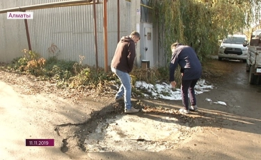 Яму в микрорайоне Тастыбулак закрыли после жалобы алматинцев