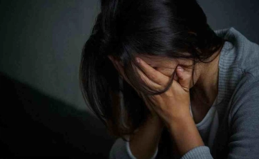 Бәстен жеңіліп қалған ер адам қарызын төлеу үшін өз әйелін берген