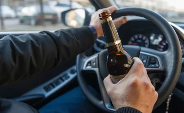 Пьяный водитель ударил полицейского по голове камнем (видео)