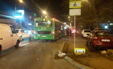 Автобус жүргізушісі өзін жайсыз сезінген: Алматыда жол апаты болды 