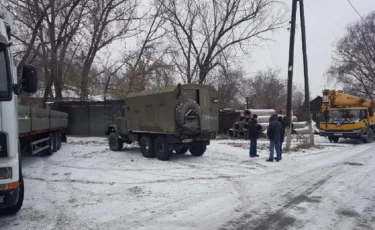 Год пролежали: после жалобы жителей Жетысуского района начали отгружать оставленные трубы 
