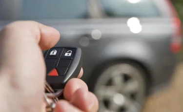 В Алматы двое мужчин с помощью сканера вскрывали чужие машины