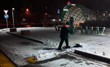 4,5 тонны противогололёдной смеси посыпали на дороги Алматы 