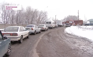 Плохо очищают трассы: в Алматинской области автолюбители пожаловались на гололед