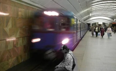 Алматы метросында жас жігіт рельске құлап кетті