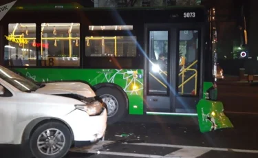 Автобус врезался в кроссовер в Алматы, пострадала пассажирка (видео)