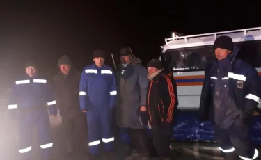 Четверых рыбаков сняли с льдины спасатели на озере Балхаш 