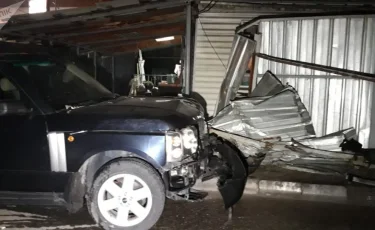 Range Rover снес забор частного дома в Алматы 