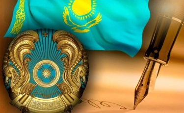 Токаев присвоил Розе Рымбаевой почетное звание и вручил две госнаграды  