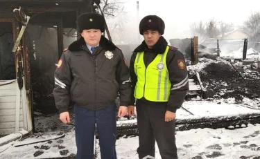 В Северном Казахстане патрульные полицейские вынесли детей из горящего дома 