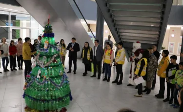 В Нур-Султане установили елку из пластиковой тары