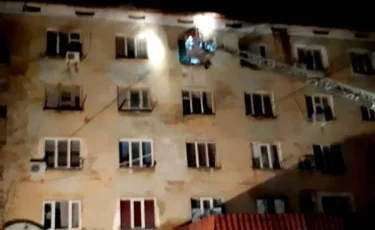 Қызылордада бес қабатты тұрғын үй өртеніп, 73 адам эвакуацияланды