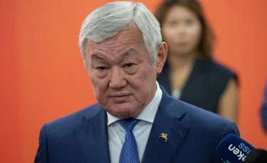 "Осыған сенемін": Сапарбаев костюміндегі ерекше белгіні неге тастамайтынын айтты